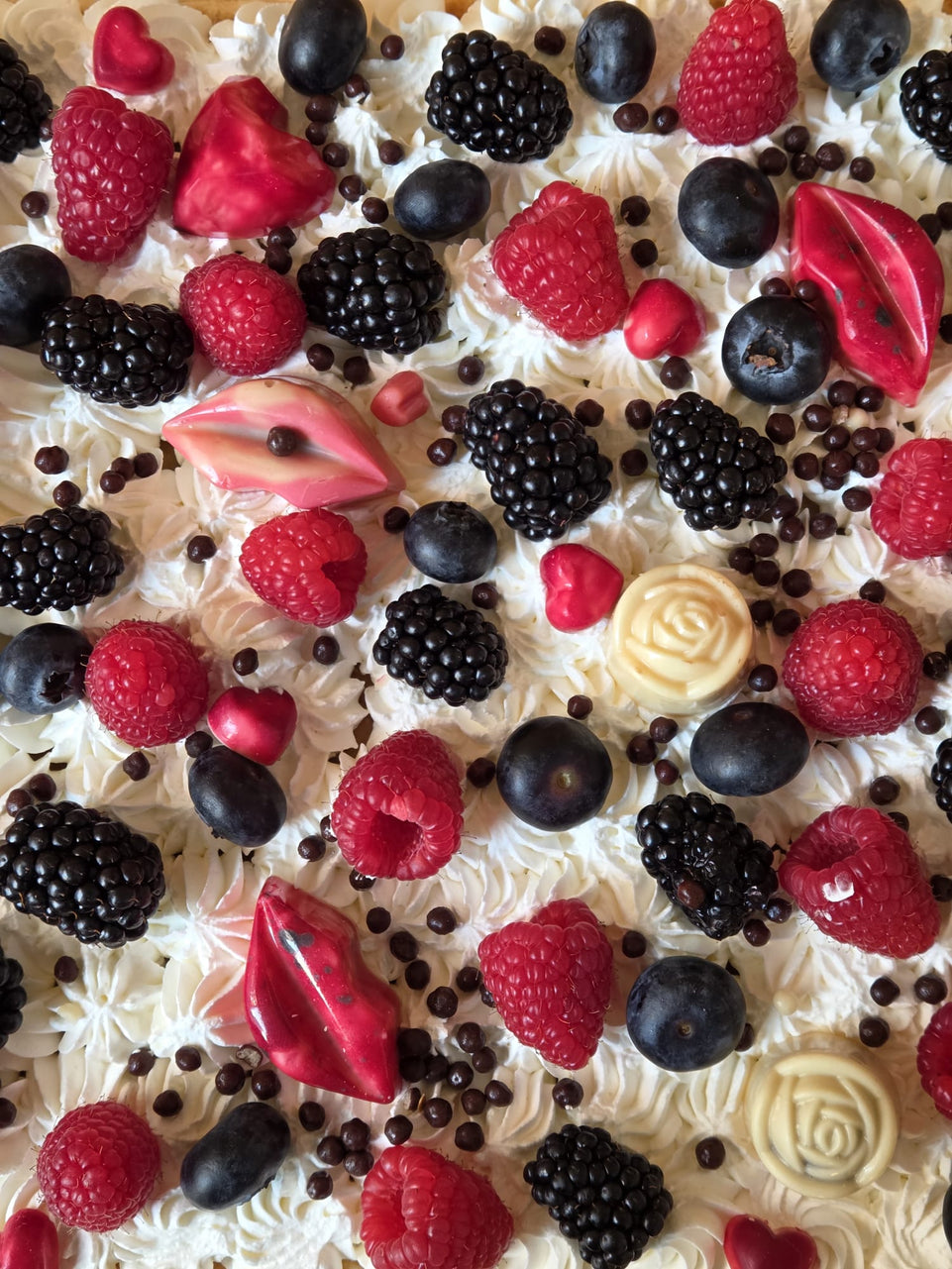TARTA MILHOJAS, FRUTOS DEL BOSQUE Y BOMBONES