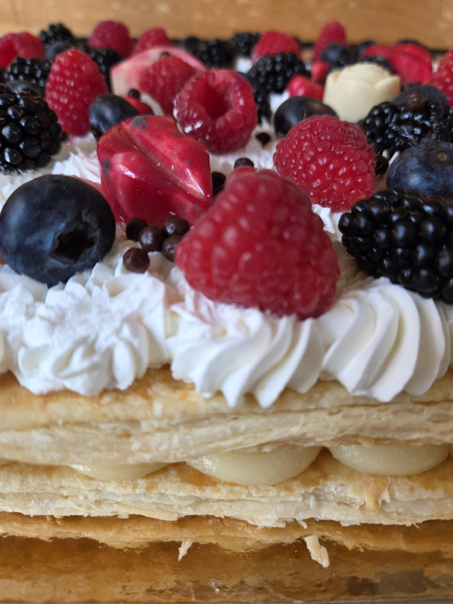 TARTA MILHOJAS, FRUTOS DEL BOSQUE Y BOMBONES