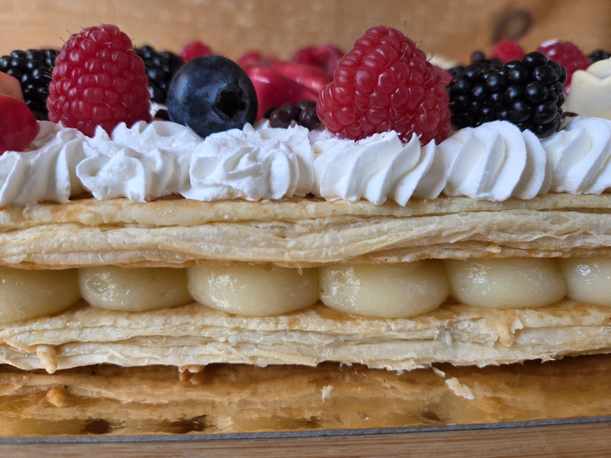 TARTA MILHOJAS, FRUTOS DEL BOSQUE Y BOMBONES