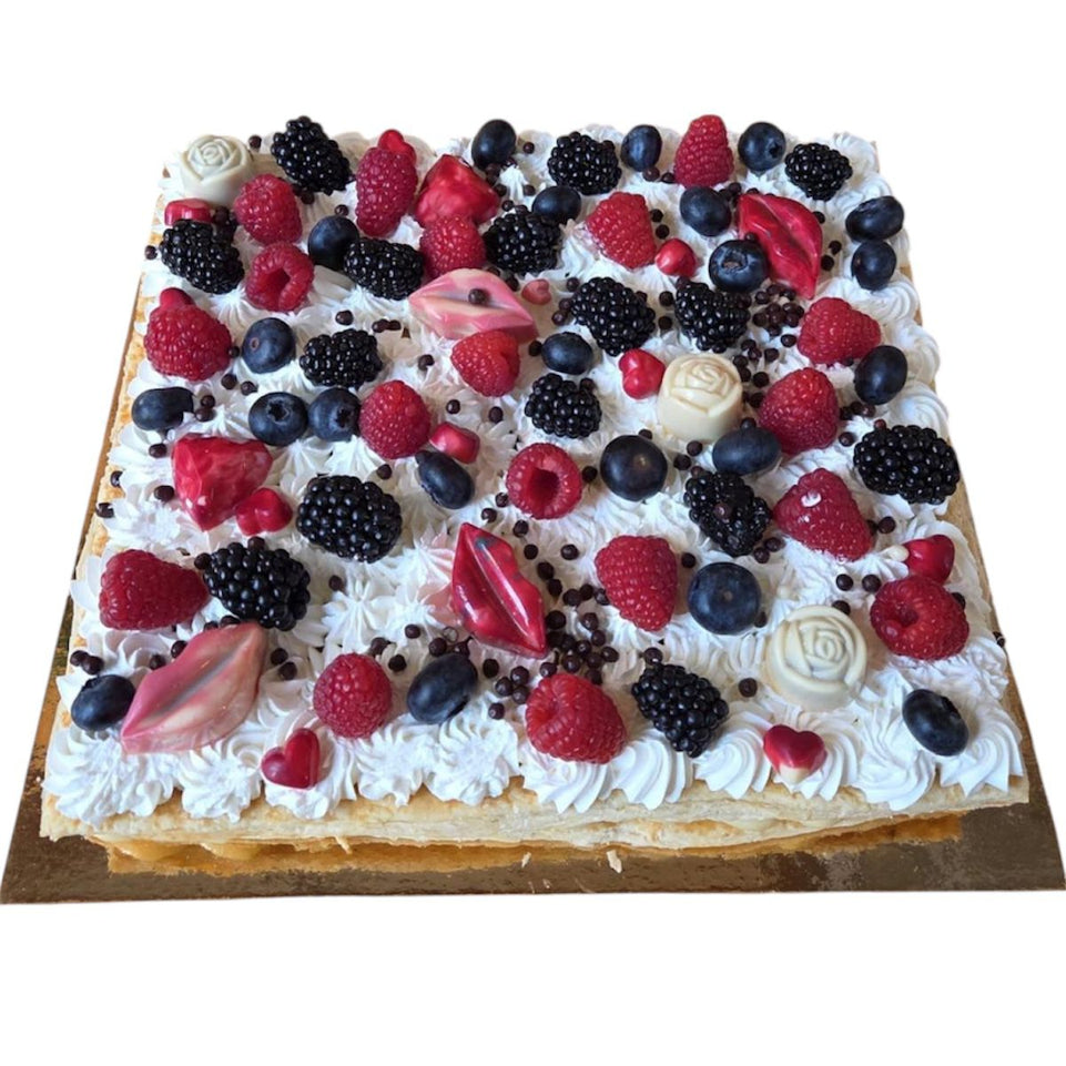 TARTA MILHOJAS, FRUTOS DEL BOSQUE Y BOMBONES